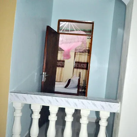 Hotel Tasha Lira